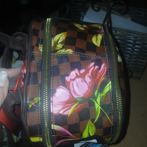 NWTLimited edition Streetsporty style Rounded silhouette Square and floral Shark - Picture 11 of 14